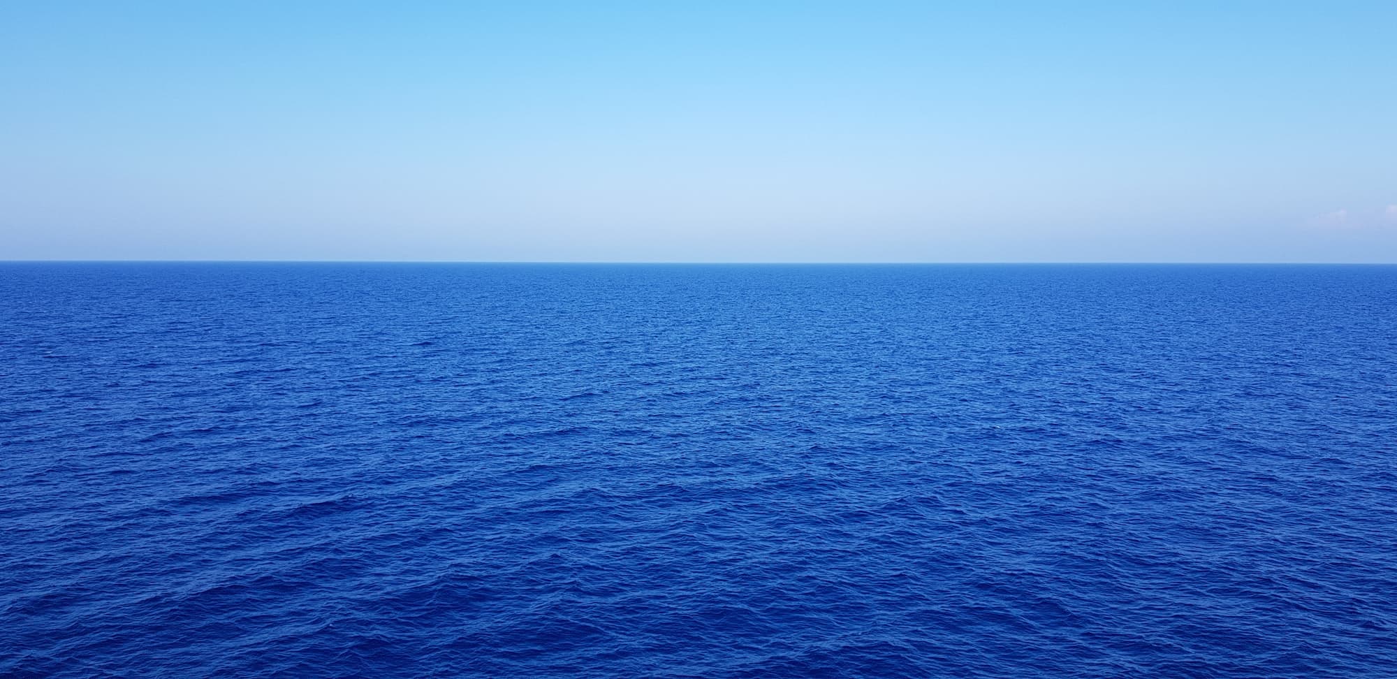 Panoramic view of a blue ocean in daylight
